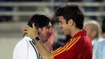 Messi y Cesc se saludan amistosamente