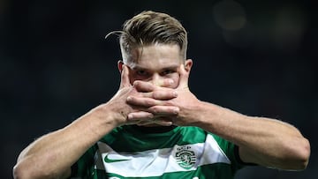 Lisbon (Portugal), 14/12/2023.- Sporting CP player Vyktor Gyokeres celebrates after scoring a goal against Sturm Graz during the UEFA Europa League group stage match against Sturm Graz held at Jose de Alvalade Stadium, in Lisbon, Portugal, 14 December 2023. (Lisboa) EFE/EPA/RODRIGO ANTUNES
