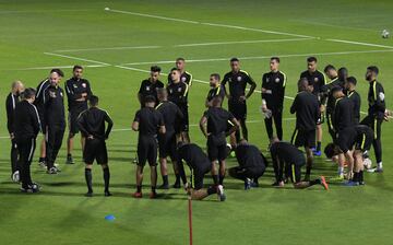 El entrenador de Qatar, Felix Sánchez Bas, da instrucciones al equipo nacional de fútbol durante una sesión de entrenamiento antes del partido final de la Copa Asiática de la AFC contra Japón en Abu Dhabi
