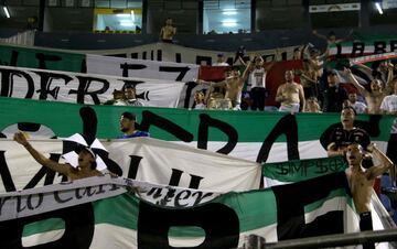 Cerca de 200 hinchas del Once Caldas llegaron al Defensores del Chaco para alentar a su equipo.