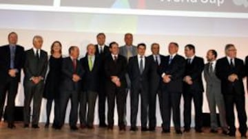 <b>SATISFACCIÓN. </b>Representantes de federaciones, instituciones y organismos oficiales posaron frente al logotipo de la Copa del Mundo 2014. Tras ellos, Meneghin y Schmidt.