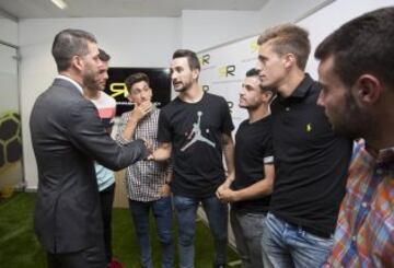 La inauguración de RR Soccer Management Agency en Sevilla contó con la presencia de Sergio Ramos y numerosas personalidades del mundo del fútbol.