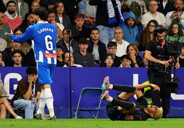 El VAR avisa al árbitro, Soto Grado, y tras revisar la jugada el colegiado le muestra la cartulina roja por una agresión a Lamine Yamal.
