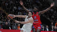 Moscow (Russian Federation), 14/01/2020.- Howard Sant-Roos (R) of CSKA Moscow in action against Facundo Campazzo (L) of Real Madrid during the Euroleague basketball match between CSKA Moscow and Real Madrid in Moscow, Russia, 14 January 2020. (Baloncesto,