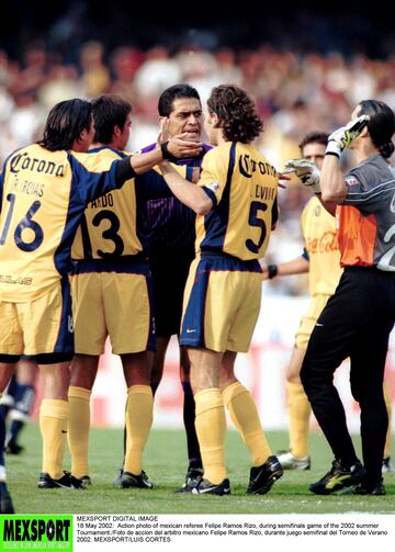 }Action photo of mexican referee Felipe Ramos Rizo, during semifinals game of the 2002 summer Tournament./Foto de accion del arbitro mexicano Felipe Ramos Rizo, durante juego semifinal del Torneo de Verano 2002.