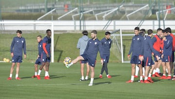 Yeray &Aacute;lvarez tocando bal&oacute;n en Lezama.