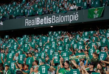 El Betis ha regalado a todos los asistentes al partido una camiseta con el 17 a la espalda que ha acompañado casi toda la carrera a Joaquín en el Betis.