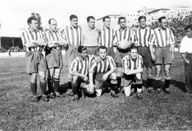En 1921 el Athletic de Madrid se desvinculó por completo del Athletic de Bilbao, puesto que llevaba unos años ya funcionando de forma independiente. Para diferenciarse del Athletic Club, la entidad madrileña adoptó de forma definitiva los pantalones azules como los que usaba en el uniforme original. En esa temporada 1920-21, el presidente del club madrileño fue Julián Ruete y jugaba sus partidos en el estadio de O' Donnell. Al desvincularse pudo jugar la final de Copa de 1921 ante el Athletic (primer partido oficial entre ambos equipos). Ganó el conjunto vasco por 4-1. 
