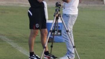 Monchi charla con Emery durante un entrenamiento.