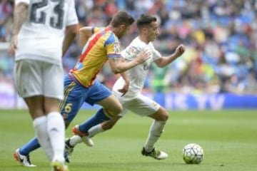Siqueria persigue a Lucas Vázquez.