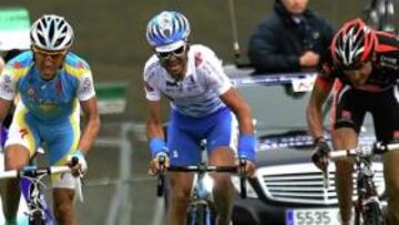 <b>ESFUERZO. </b>Contador, Mosquera y Soler, en el sprint por el segundo puesto en el Alto de El Morredero.