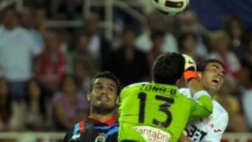 <b>EL PENALTI. </b>Toño arrolla a Alfaro en la jugada que dio origen al penalti que significó el 1-0.