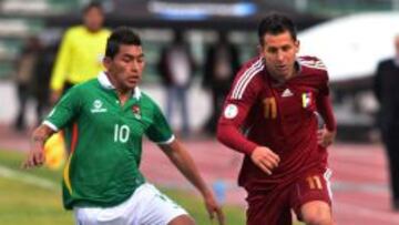 Ruddy Cardozo de Bolivia ante César Gonzales de Venezuela durante un partido por las eliminatorias suramericanas a Brasil 2014 hoy, viernes 7 de junio de 2013, en La Paz (Bolivia).