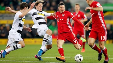 Robert Lewandowski, en acci&oacute;n ante el Borussia M&ouml;nchengladbach.