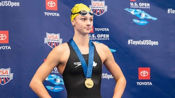 GREENSBORO, NORTH CAROLINA - NOVEMBER 30: Summer McIntosh receives her medal after winning the Women's 400 Meter Freestyle Final on day 2 of the Toyota US Open on November 30, 2023 at the Greensboro Aquatic Center in Greensboro, North Carolina.   Jacob Kupferman/Getty Images/AFP (Photo by Jacob Kupferman / GETTY IMAGES NORTH AMERICA / Getty Images via AFP)