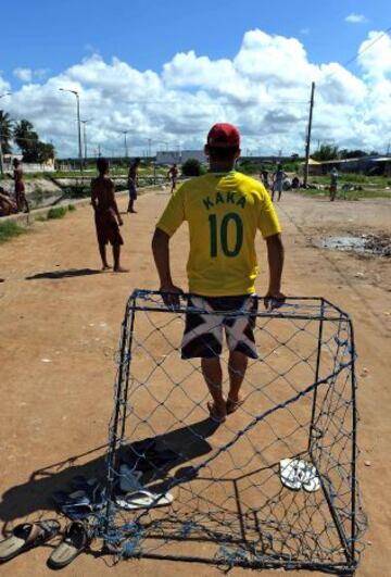 Varios niños juegan al fútbol en un barrio pobre de Olinda, a unos 18 km de Recife, en el noreste de Brasil, durante el Mundial de Brasil 2013 torneo de fútbol FIFA Confederaciones. El centro histórico de Olinda está catalogado como Patrimonio de la Humanidad por la UNESCO.