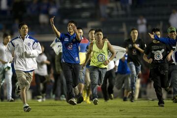 Luego de quedar eliminados del Clausura 2013 en los cuartos de final ante Toluca, la afición de 'La Máquina' se metió a invadir el terreno de juego en un episodio vergonzozo. 