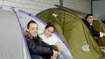<b>ACAMPADOS. </b>Muchos desafían al frío, al viento y a la lluvia para poder comprar sus entradas.