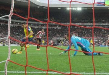 Sánchez deja en el piso a Mannone para anotar su segundo gol