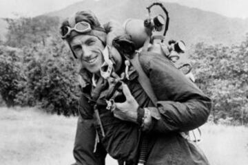 Alpinista australiano. En 1953, fue el primero en llegar a la cima Monte Everest y regresar con vida.