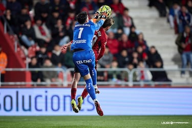 Un partido antes del despido de Garitano, David Gil fue titular. Sergio le dio continuidad y ante el Mirandés se salió bajo palos, con seis paradas. Además, jugó algunos minutos con un dedo luxado.