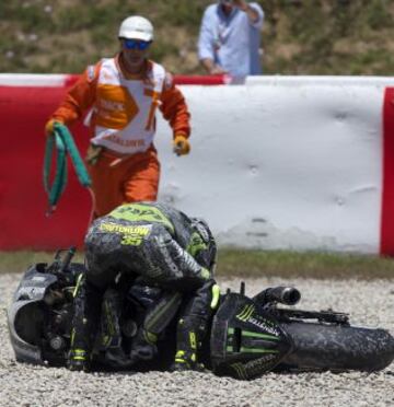 El piloto británico, Cal Crutchlow, tras su caída.
