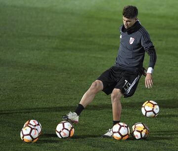 Exequiel Palacios entrenando con balones.