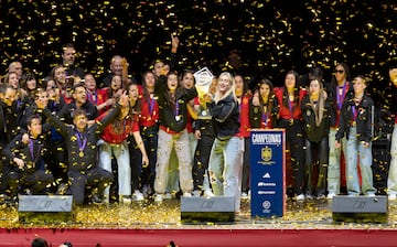 Las jugadoras de la Selección Española, en el escenario del Palacio de Vistalegre celebrando con los aficionados su triunfo en la Nations League.