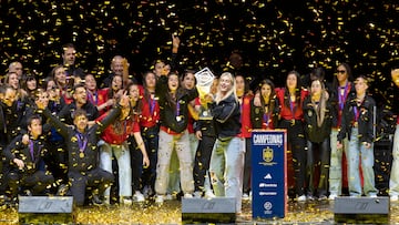 Las jugadoras de la Selección Española, en el escenario del Palacio de Vistalegre celebrando con los aficionados su triunfo en la Nations League.