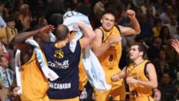 <b>EUFORIA. </b>Bramos (8) celebra la clasificación del Gran Canaria para la Copa con Wallace, Moran y Bellas.