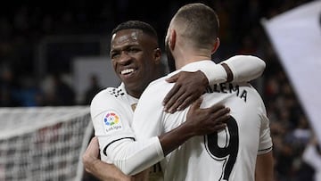 Vinicius celebra un gol con Benzema.