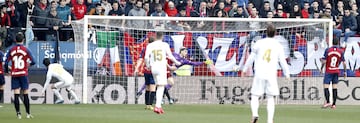 El jugador del Real Madrid, Isco, marca el 1-1 al Osasuna. 