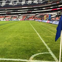 El césped del Estadio Azteca no luce en óptimas condiciones