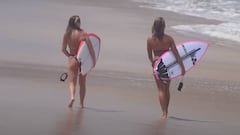 Dos surfistas con sus tabla de surf en la playa de Padma (Bali, Indonesia), dirigi&eacute;ndose al agua.