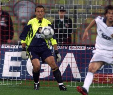 Portero del Real Madrid durante cuatro temporadas de 2000 a 2005 y del Valencia de 2008 a 2011