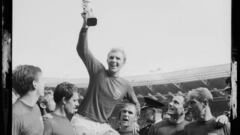 Bobby Moore levanta el trofeo &#039;Jules Rimet&#039; que acredita a Inglaterra como campeona del Mundo tras vencer a Alemania en la final de1966.