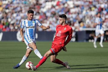 Óscar Rodríguez (L) and Espanyol's Mario Hermoso in action.