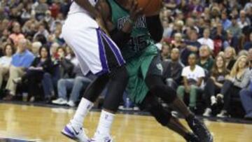 Gerald Wallace supera a Rudy Gay durante un partido esta temporada.