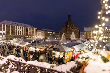 Uno de los más antiguos, con casetas llenas de artesanía y dulces típicos. El aroma a pan de jengibre y vino caliente envuelve la plaza. El mercadillo se inaugura con el “Christkind”, un ángel navideño que recita un poema.