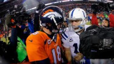 Peyton Manning saludado por Andrew Luck tras perder en la ronda divisional de la pasada temporada.