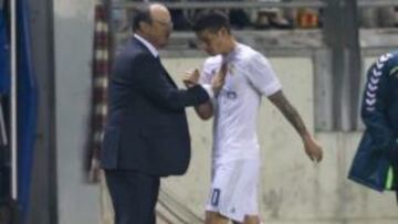 El saludo entre James y Benítez luego de que el colombiano fue sustituido ante el Cádiz.