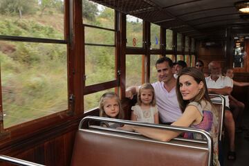 Los Reyes junto a la Princesa Leonor y la Infanta Sofía durante una excursión en el tren de Sóller, el 6 de agosto de 2012, en Mallorca (España). 