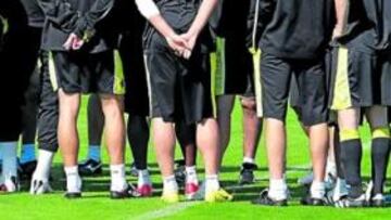 <b>CHARLA ANTES DE ENTRENAR. </b>Míchel, en el centro, rodeado de sus jugadores antes de comenzar su primer entrenamiento.