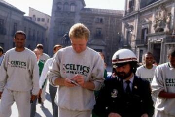 Larry Bird firmando autógrafos en la plaza del ayuntamiento de Madrid.