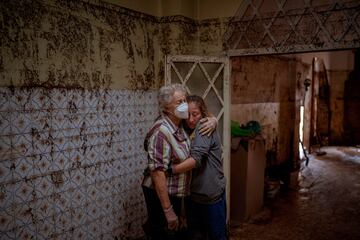 Vero Almarche, a la derecha, abraza a su vecina María Muñoz, quien nació en la casa donde aparecen fotografiadas y que fue destruida por las inundaciones de la DANA en Masanasa, Valencia.