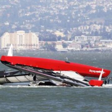 El 'Artemis Racing' volcó en la Bahía de San Francisco y el campeón olímpico Andrew Simpson se ahogó.