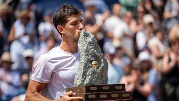 El tenista argentino Pedro Cach赤n besa el trofeo de campe車n del Torneo de Gstaad.