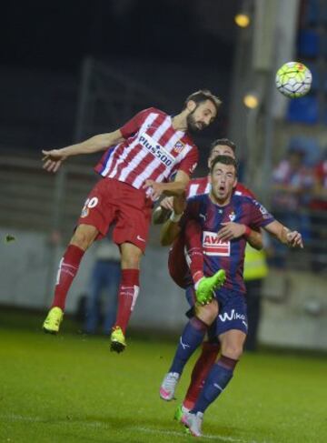 Juanfran y Gim¨¦nez saltan a por el bal¨®n con el jugador del Eibar Pantic.