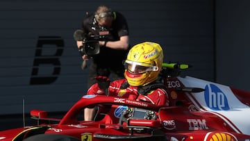 Hamilton, montado en su Ferrari.