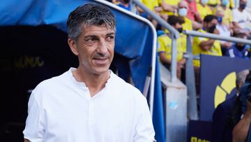 Imanol Aguacil, entrenador de la Real Sociedad, observa durante la liga española, La Liga Santander, partido de fútbol jugado entre el Cádiz CF y la Real Sociedad en el estadio Nuevo Mirandilla el 12 de septiembre de 2021, en Cádiz, España.